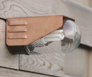 klassische Außenleuchte von Roger Pradier | RP195 Rohkupfer Außenleuchten klassik Design | RP195 | aus Kupfer an Holzwand befestigt. Ovales Lampenglas klar. Von Roger Pradier.